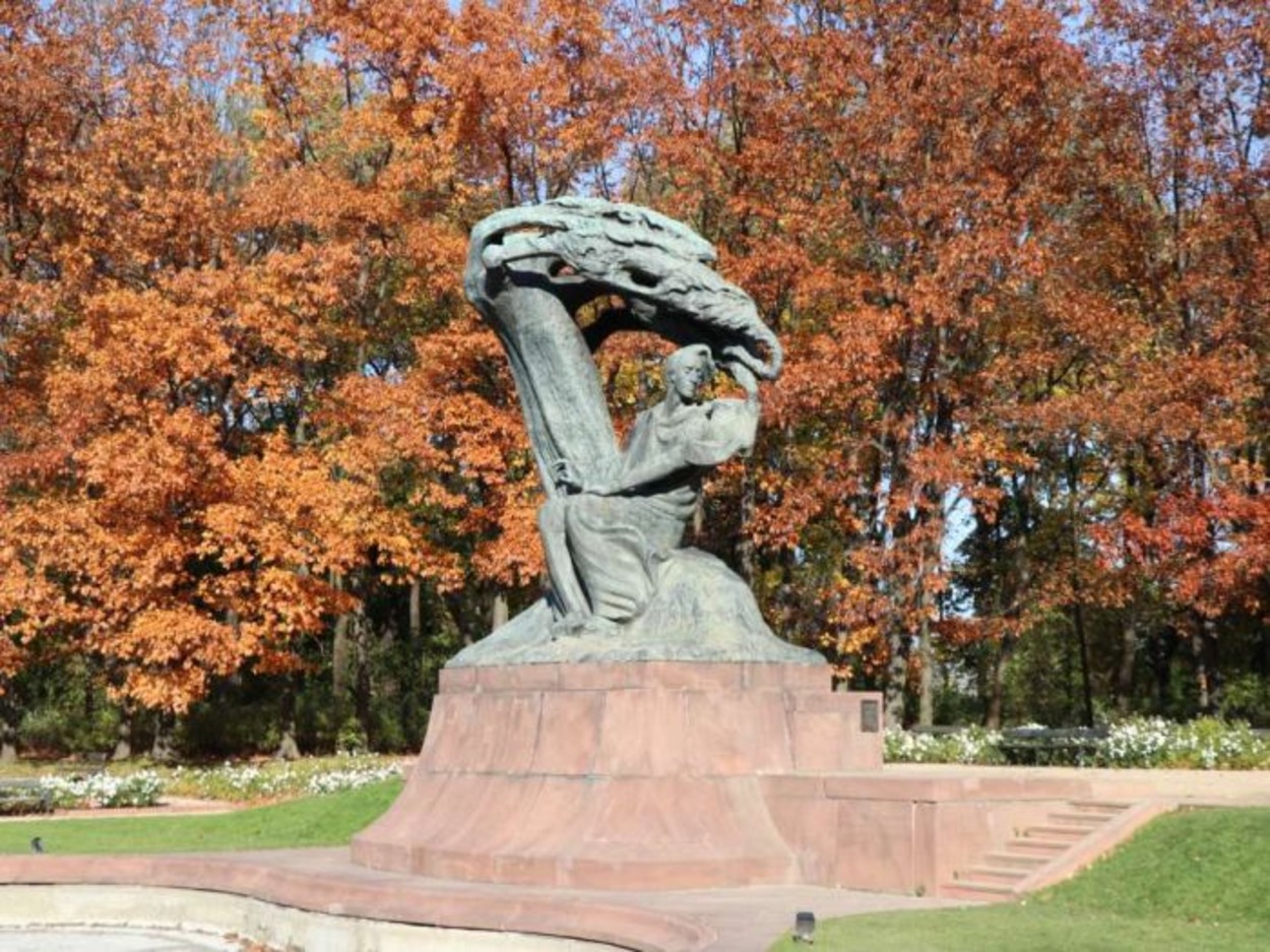 Frederic Chopin Monument: Dari Reruntuhan Perang Hingga Panggung Musik Klasik
