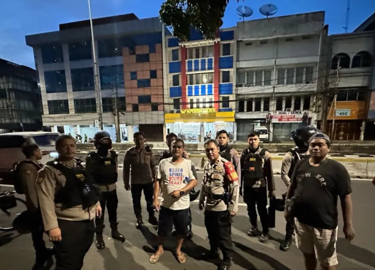 Gagal Tawuran di Johar Baru! Polisi Gerebek Remaja Bersenjata Celurit & Stik Golf Jam 4 Pagi!
