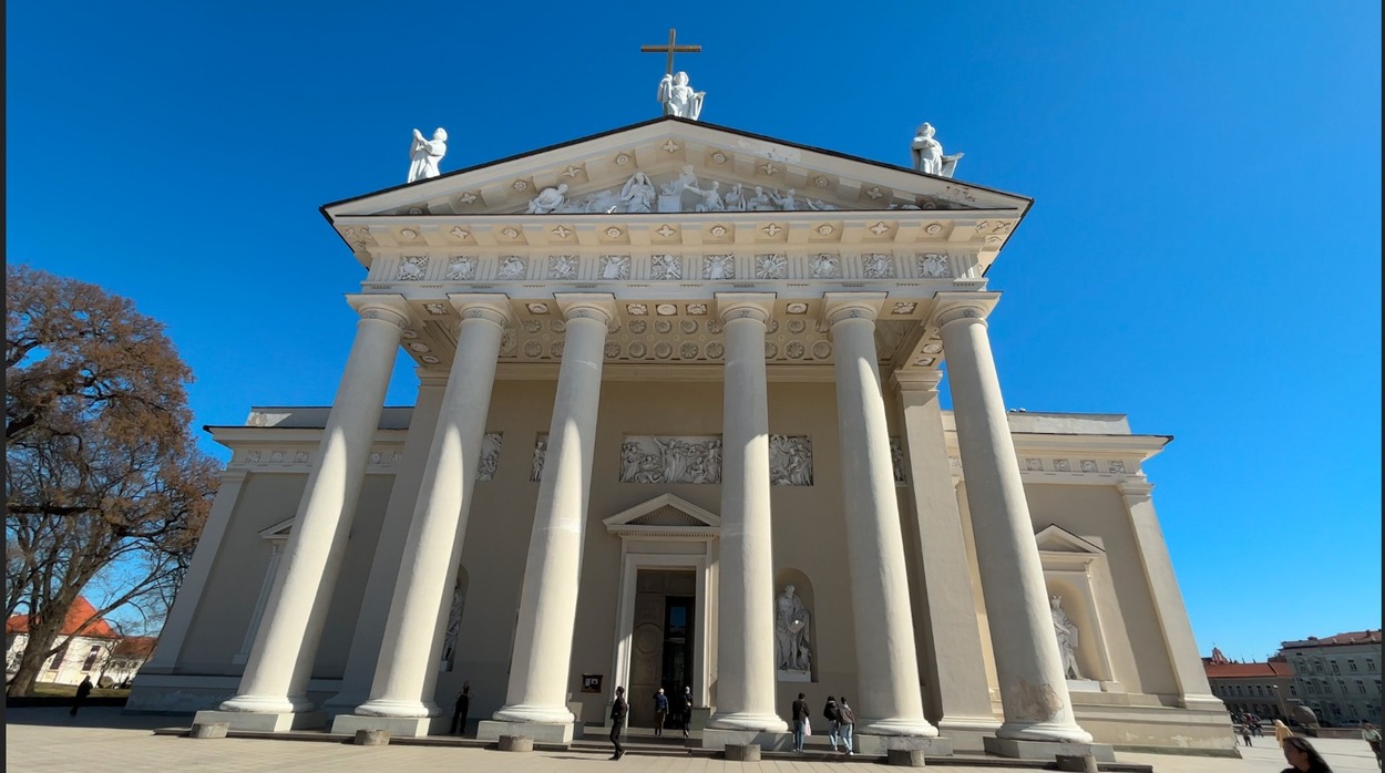Gak Cuma Indah, Gereja Katedral Vilnius Punya Kisah Sejarah yang Mind-Blowing