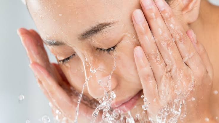 Gak Cuma Karena Makeup, Ini Alasan Kamu Wajib Cuci Muka Sebelum Tidur!