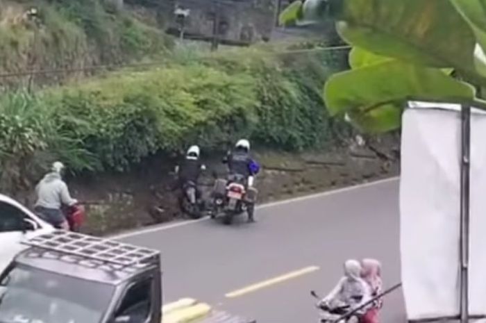 Geger! Patwal Tendang Pemotor di Puncak Sampai Jatuh ke Selokan Gegara Halangi Alphard