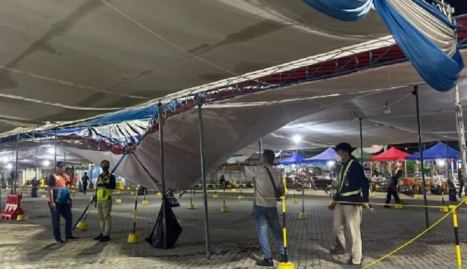 Geger! Tenda Parkiran Pemudik di Pelabuhan Ciwandan Roboh Diguyur Hujan Lebat