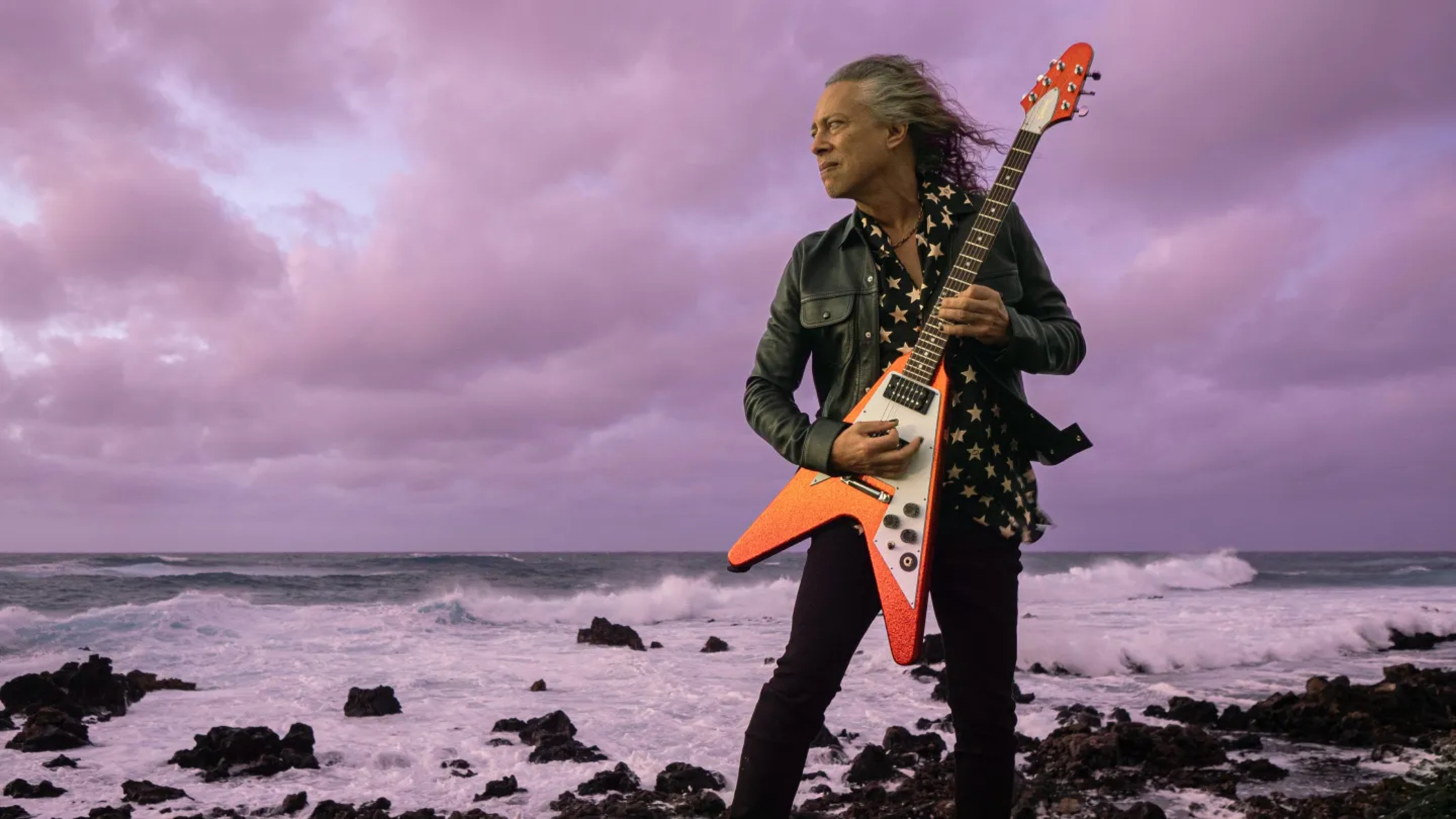 Gitaris Kirk Hammett Rilis Buku Koleksi Gitar yang Ikonik, Buka Cerita di Balik Metallica dan Teknologi Panggung Masa Kini