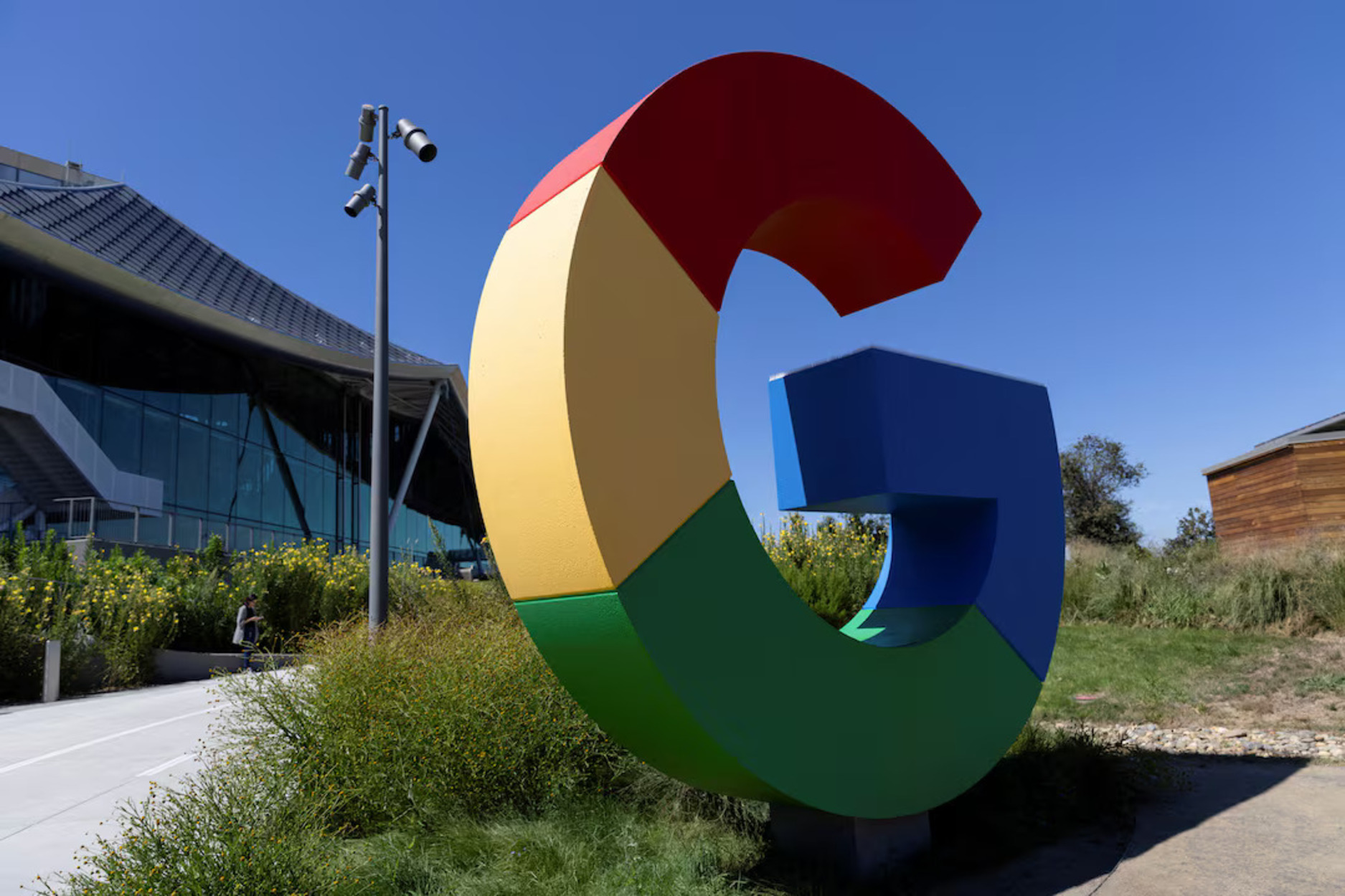 Google dan Apple Dihantam Regulasi Ketat Uni Eropa, Trump Ancam Perang Dagang