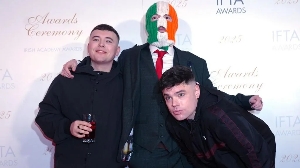 Grup Rap Kneecap Minta Maaf atas Pernyataan Kontroversial, Dikecam Luas di Inggris dan Irlandia