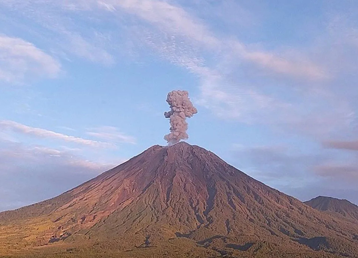 Gunung Semeru Erupsi Lagi Hari Ini, Udah 32 Kali dalam Seminggu! Warga Diminta Siaga