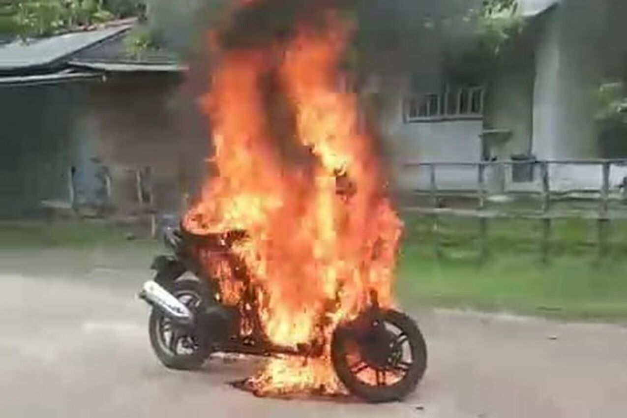 Guru Dapat Ancaman dengan Pedang dan Motor Dibakar Akibat Sambutan Saat Upacara
