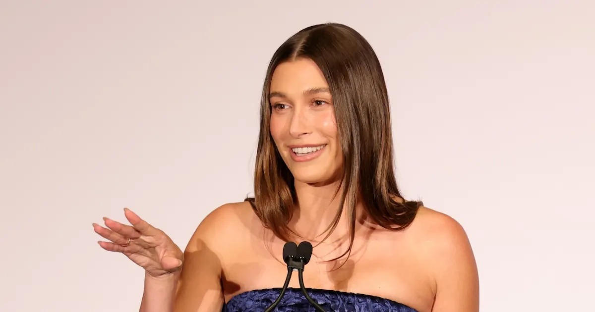 Hailey Bieber Terima Penghargaan Beauty Innovator of the Year, Ungkapkan Dukungan Manis dari Sang Suami!