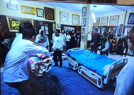 Haruu! Prosesi Pemakaman Bunda Iffet Slank Banjir Air Mata!