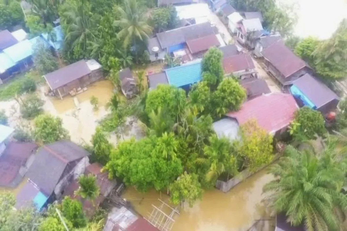Jalan Putus Total! Banjir Parah di Kapuas Bikin Warga Terisolasi, Cuma Motor yang Bisa Lewat Pakai Perahu!