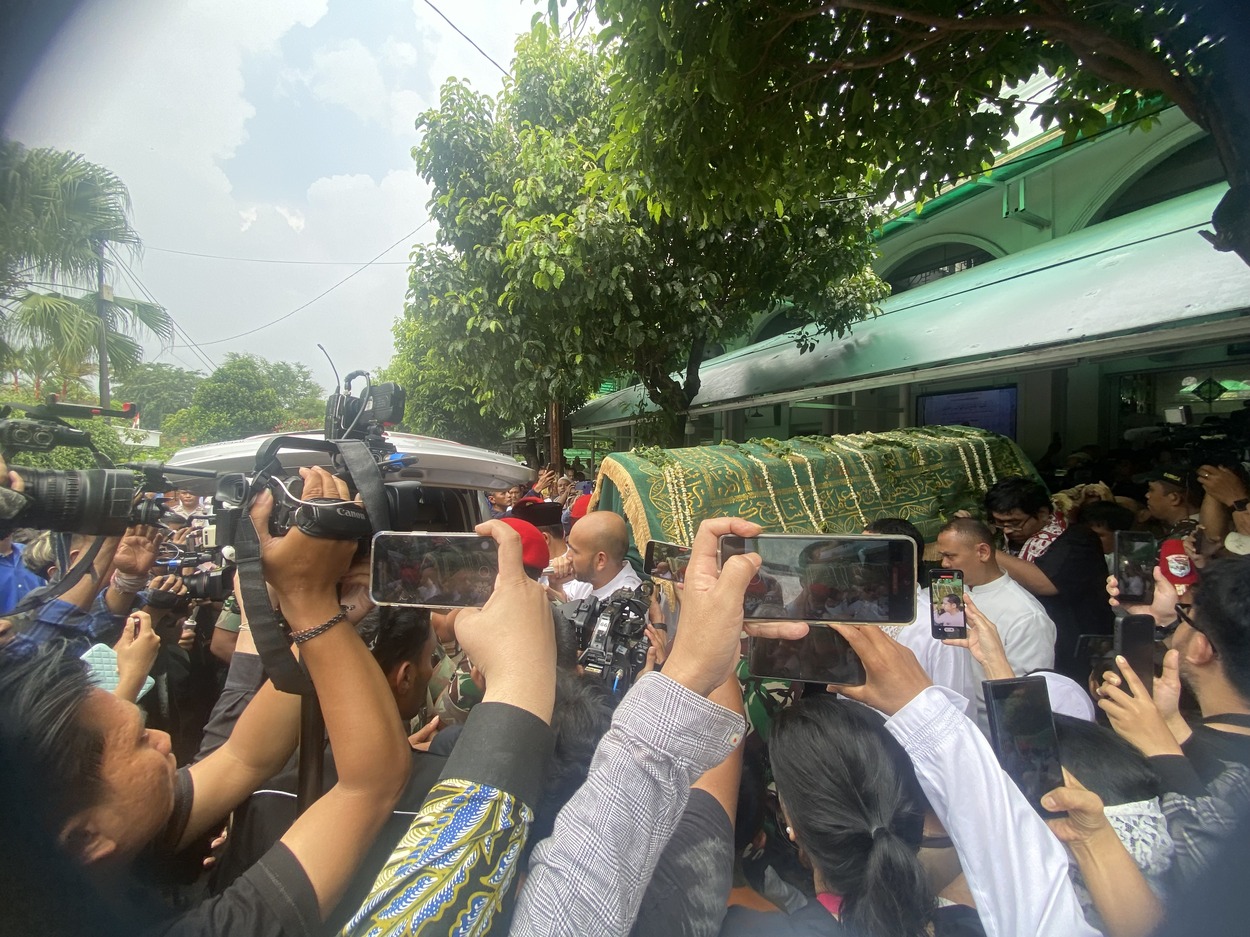 Jenazah Titiek Puspa Diberangkatkan ke TPU Tanah Kusir