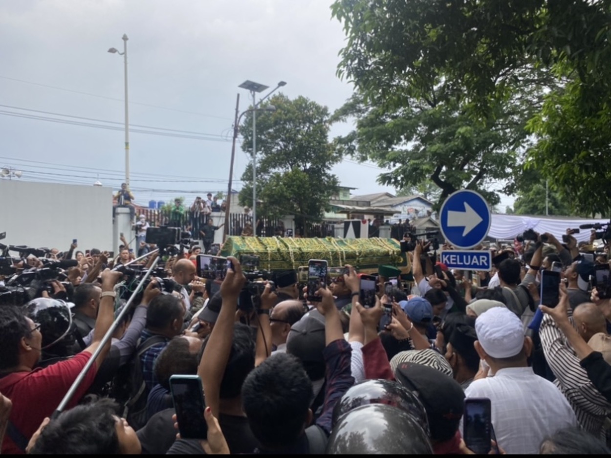 Jenazah Titiek Puspa Tiba, Warga Padati TPU Tanah Kusir