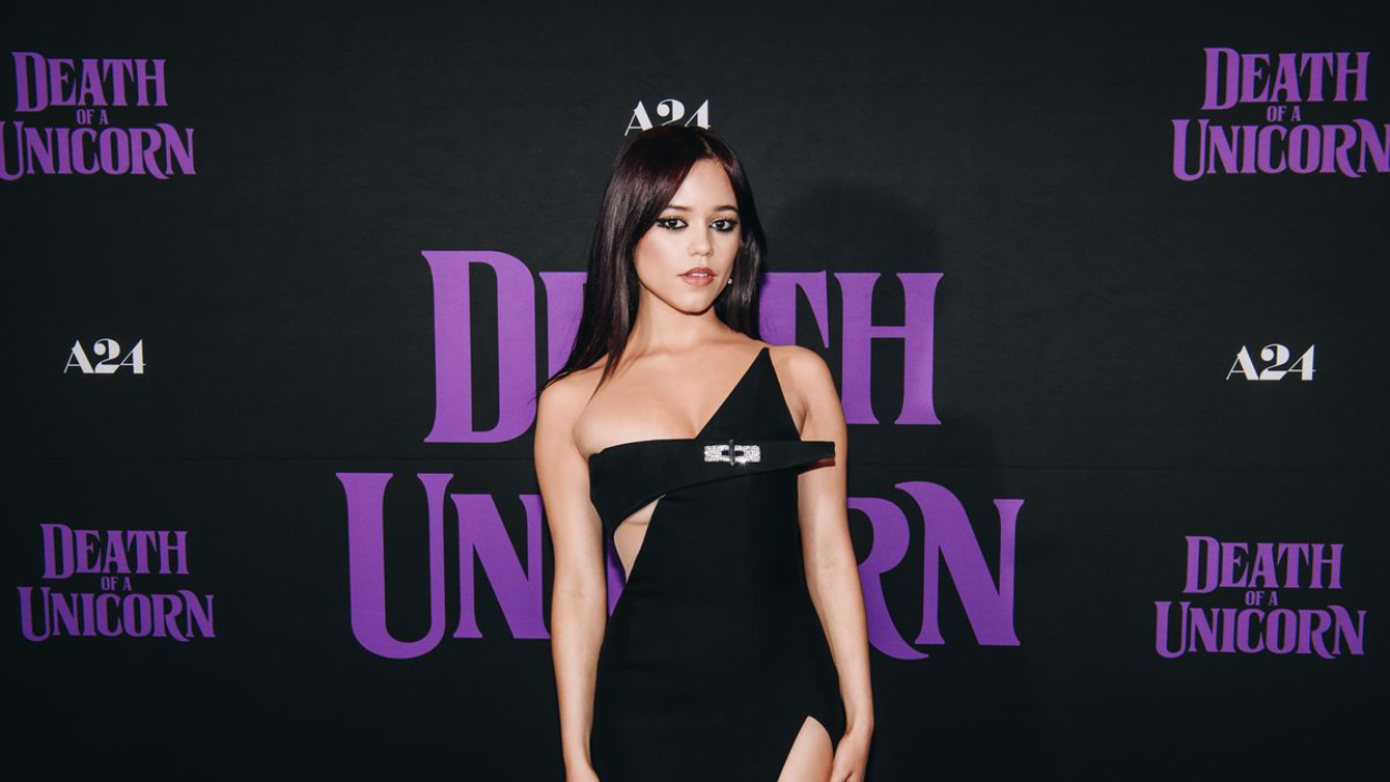 Jenna Ortega Tampil Elegan dengan Gaun Geometris di Pemutaran "Death of a Unicorn"
