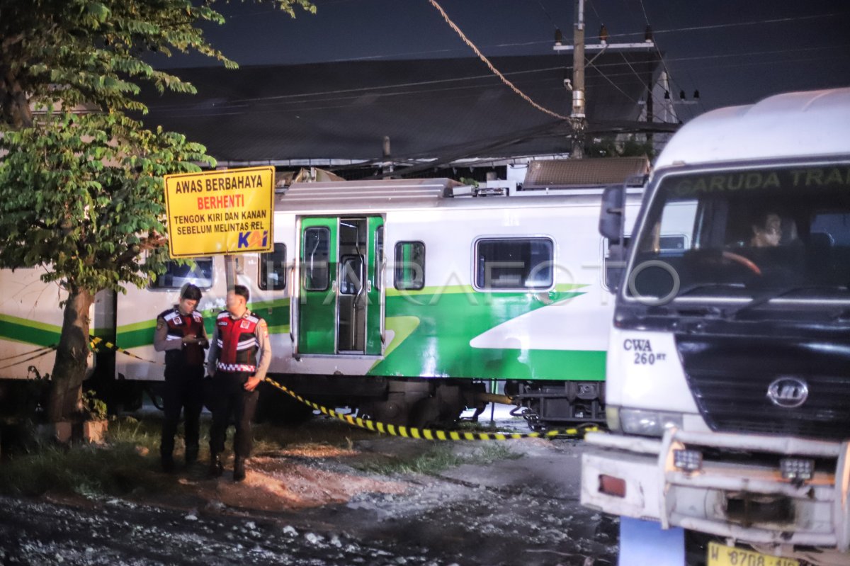 KA Jenggala Tabrak Truk Kayu di Gresik, Asisten Masinis Meninggal Dunia