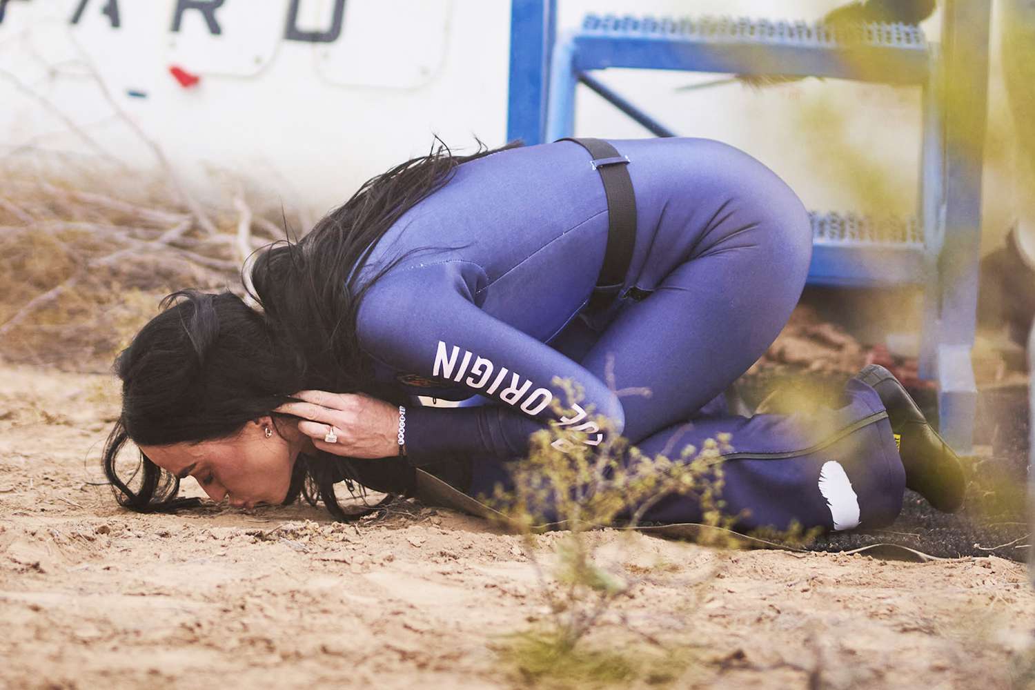 Katy Perry ke Luar Angkasa Bareng Blue Origin, Langsung Cium Tanah Begitu Mendarat!