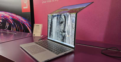 Keren! Lenovo Pamerkan Konsep Laptop Lipat dan Bertenaga Surya