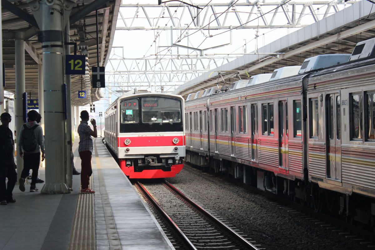 Kini E-Money Gak Bisa Buat Bayar Tiket KRL? Ini Kata KAI Commuter!