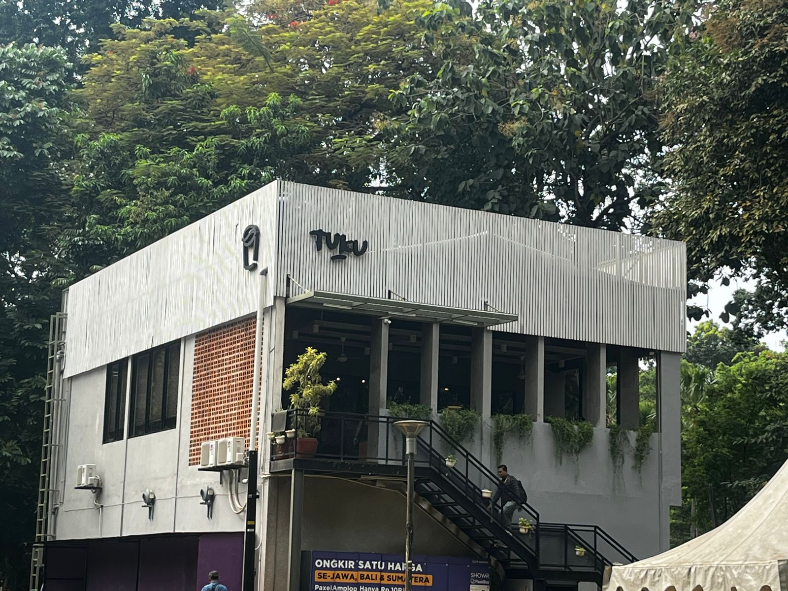 Kopi Gula Aren Tuku Melejit! Dari Cendol ke Stasiun MRT, Cerita di Balik Kopi Susu yang Bikin Nagih