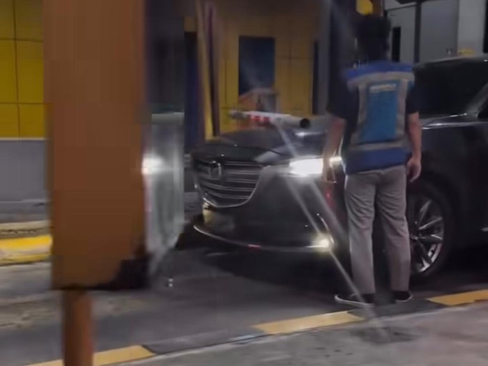 Lagi-lagi Karena Mabuk! Mobil Mazda Hitam Terobos Palang Tol Gayamsari Semarang