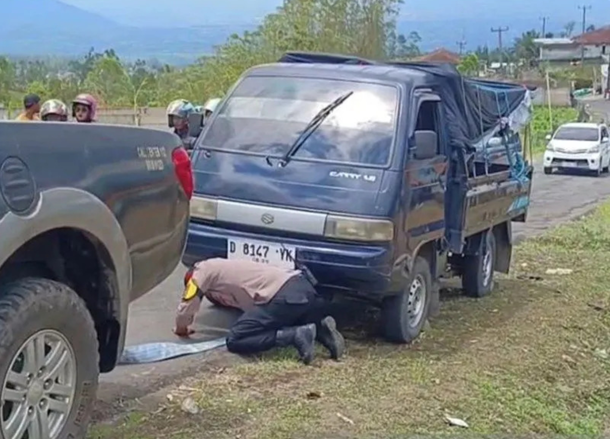 Liburan ke Darajat? Polisi Siaga Bantu Kendaraan Mogok di Tanjakan Ekstrem!