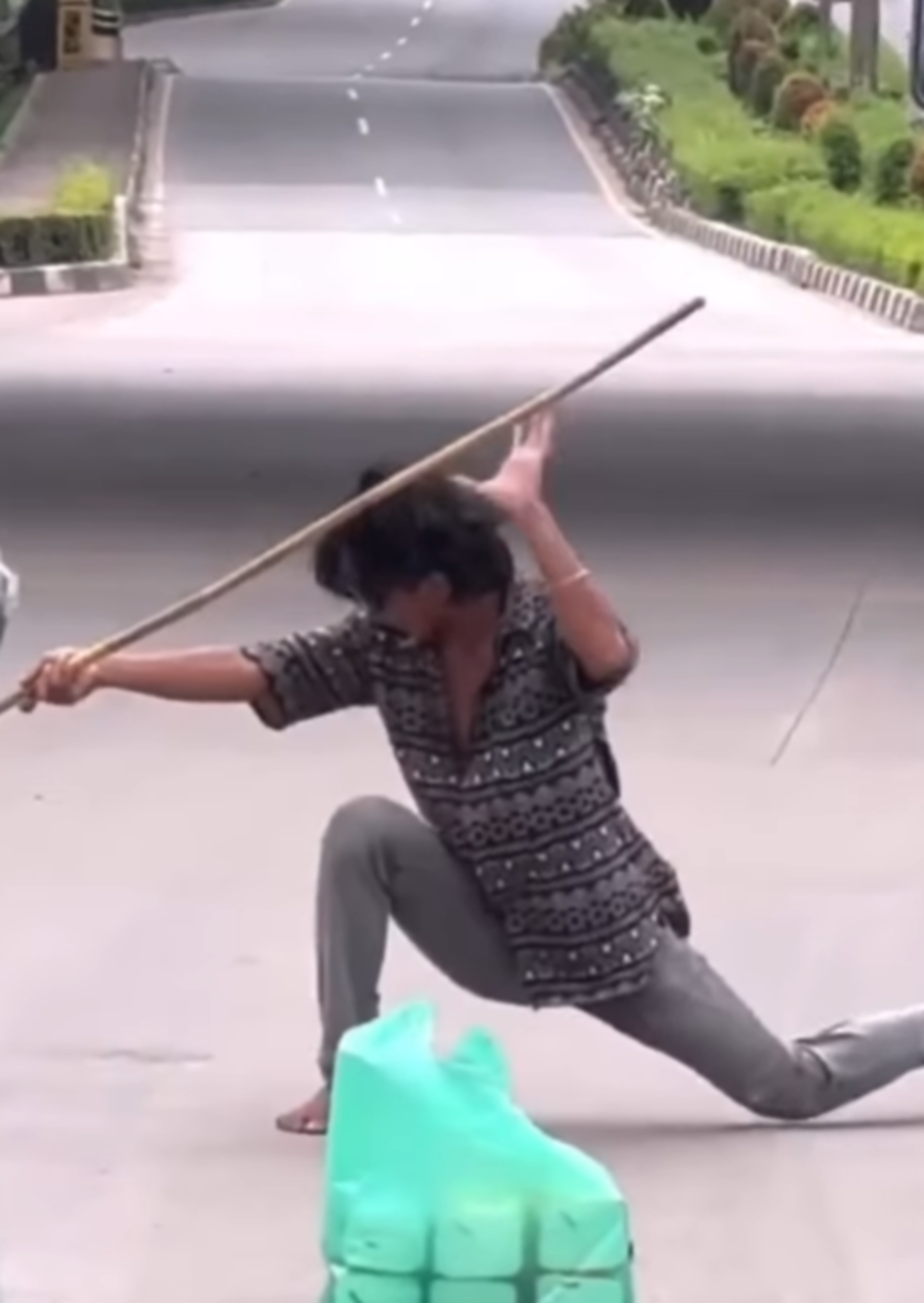 Lincah Bak Pendekar, Penjual Tisu di Batam Mendadak Viral Usai Bergaya Seperti Sun Go Kong