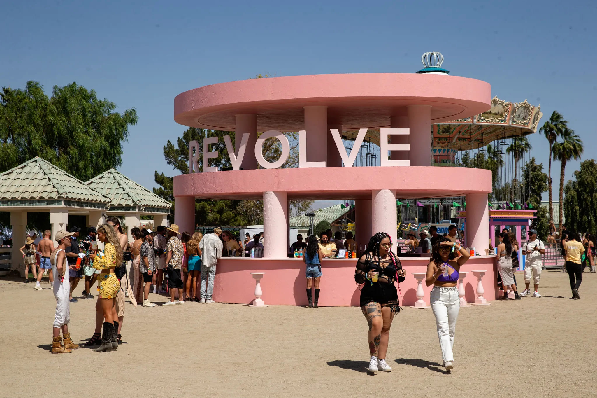 Lisa BLACKPINK dan Cardi B Tampil Kece di Revolve Festival Coachella, Jadi Pesta Seleb Paling Hits Tahun Ini