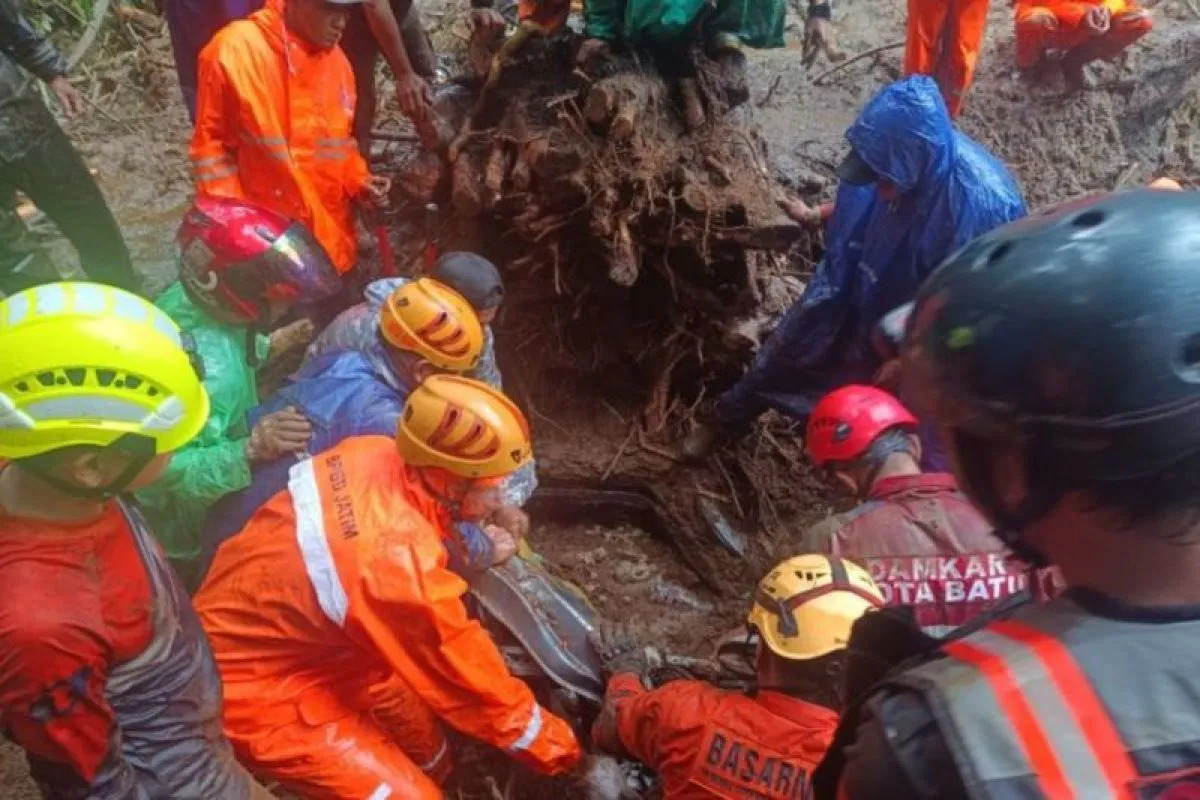 Longsor di Mojokerto Timbun Mobil, Satu Orang Ditemukan Tewas