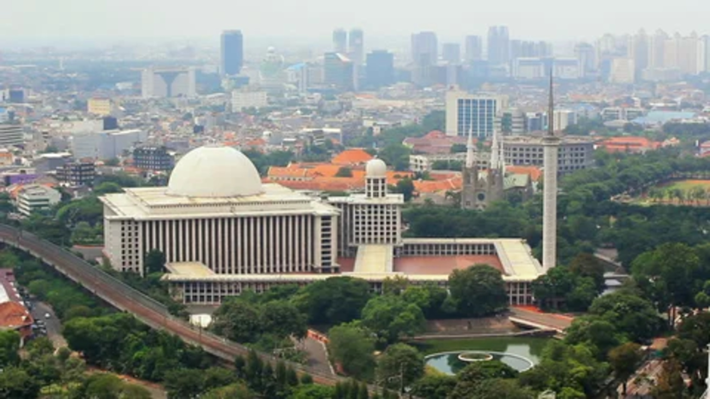 Masjid Istiqlal Sediakan Lahan Parkir untuk Jemaat Gereja Katedral Saat Jumat Agung, Wujud Toleransi Antarumat Beragama