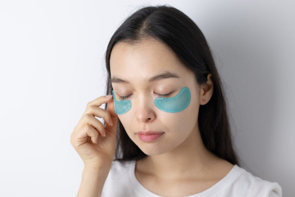 Masker Mata Bikin Awet Muda? Jangan Ketipu! Ini Fakta Aslinya Menurut Dokter Kulit