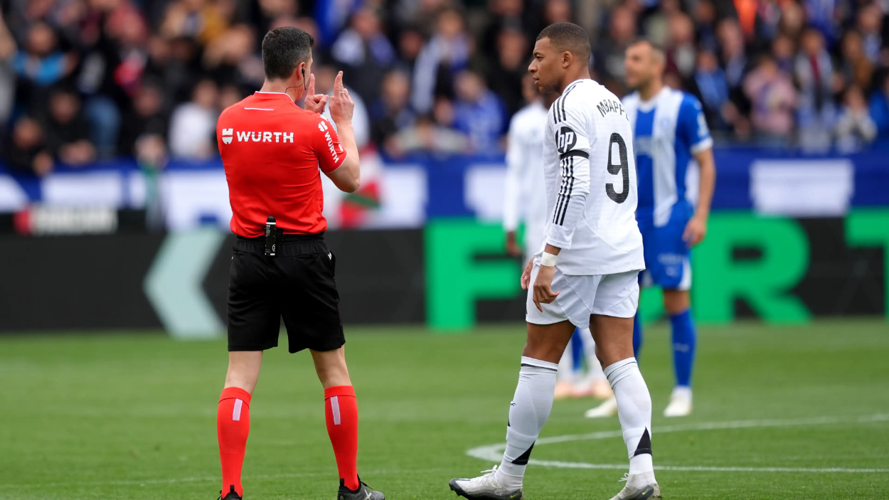 Mbappé Terima Kartu Merah, Real Madrid Tahan Kemenangan 1-0 atas Alavés