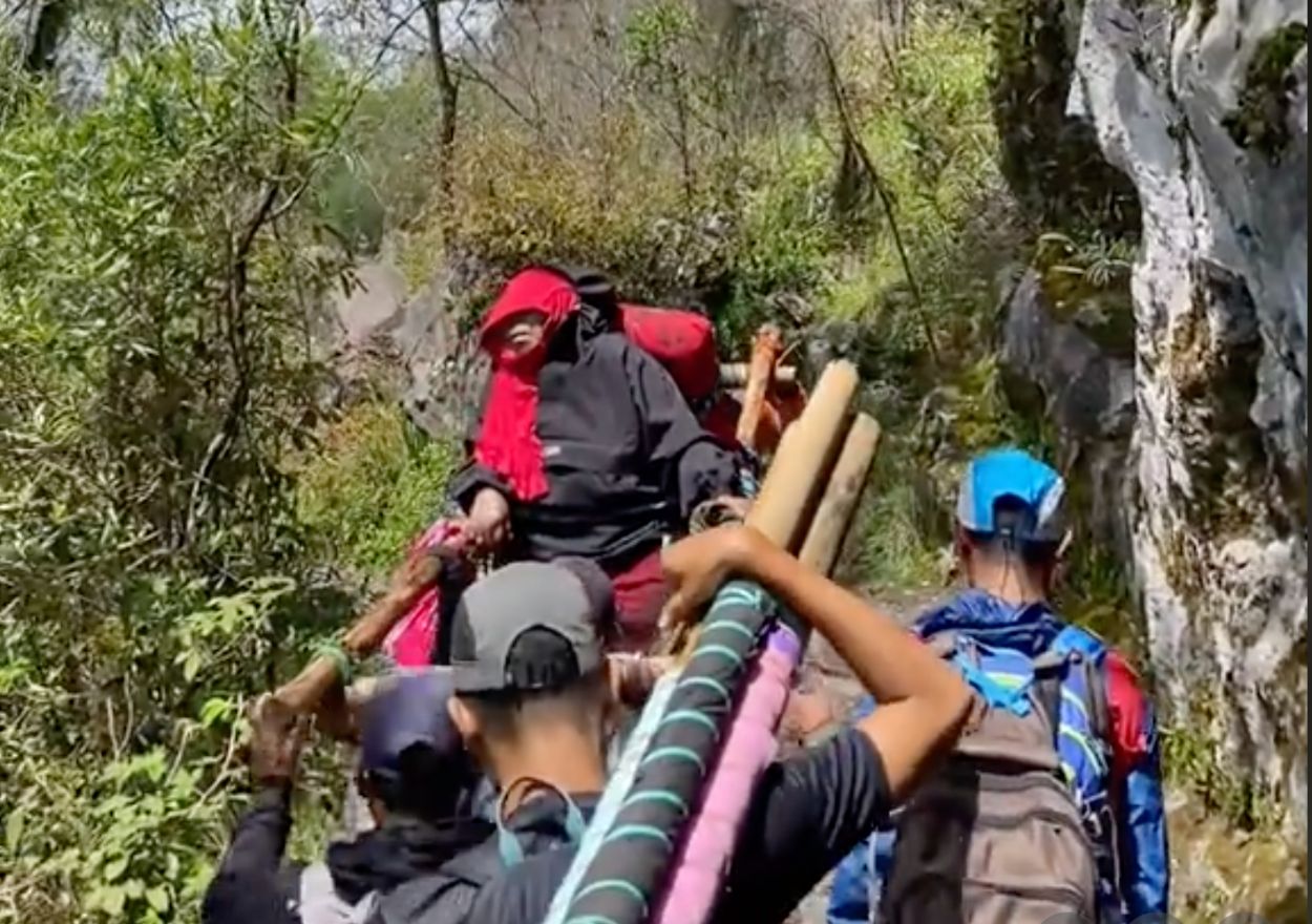 Mbok Yem, Pemilik Warung Tertinggi di Indonesia Turun Gunung Lawu Lebih Cepat Karena Sakit