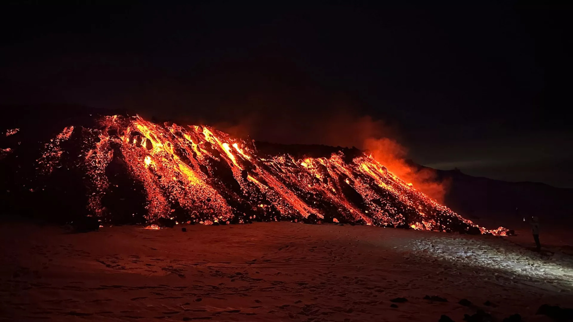 Meletusnya Gunung Etna Bikin Ribuan Wisatawan Terpukau, Tapi Keamanan Tetap Jadi Prioritas