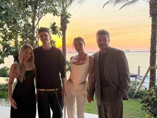 Mertua Goals! Victoria Beckham Pakai Outfit Korset Nicola Peltz di Ultah ke-51