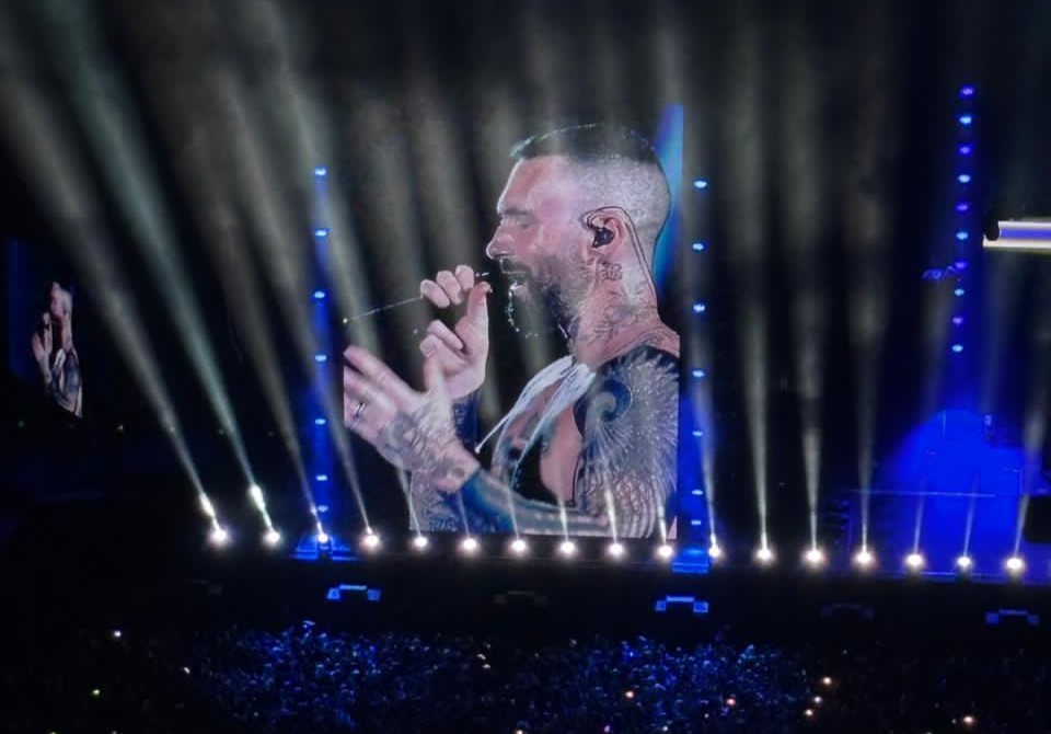 Momen Adam Levine Lepas Singlet Saat Lagu Makes Me Wonder di Konser JIS