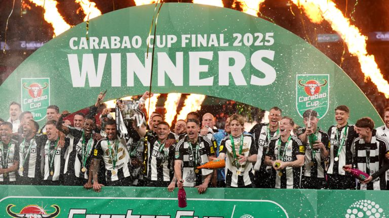 Newcastle Akhiri Puasa Gelar dengan Kalahkan Liverpool 2-1