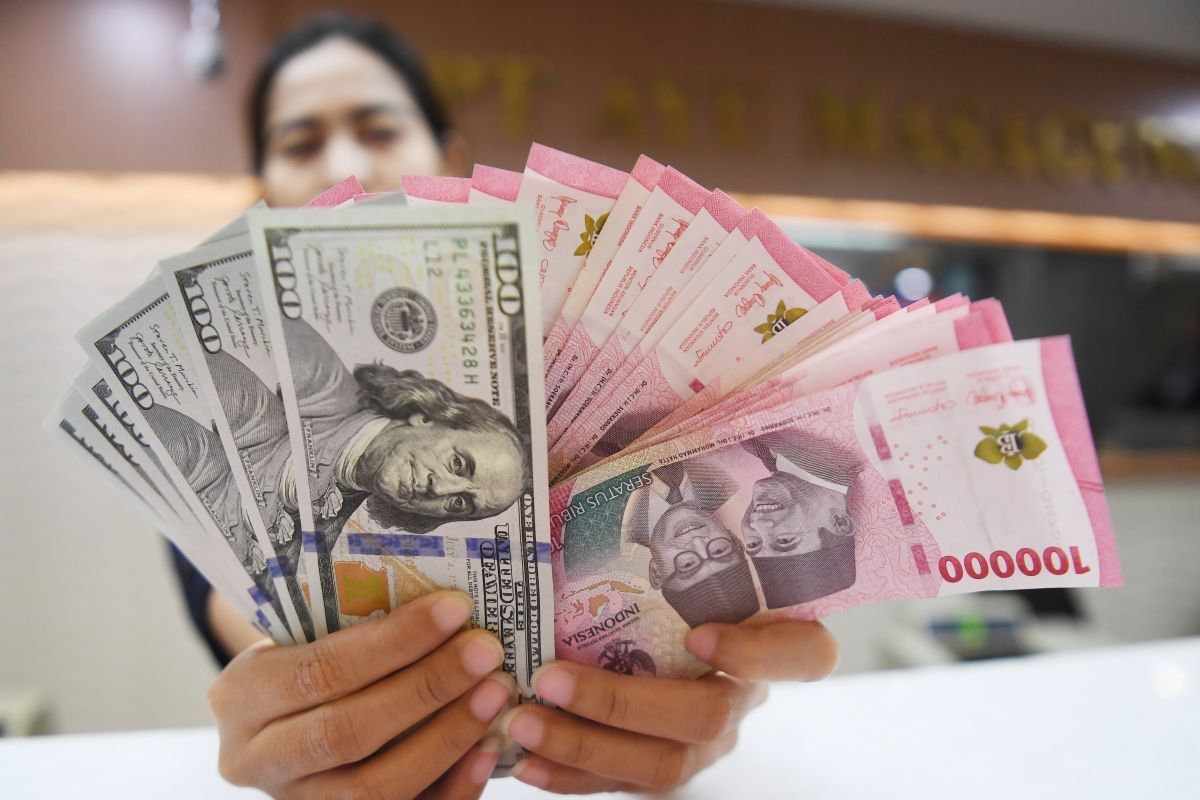 Nilai Rupiah RI Menguat Usai Trump Longgarkan Tarif Elektronik