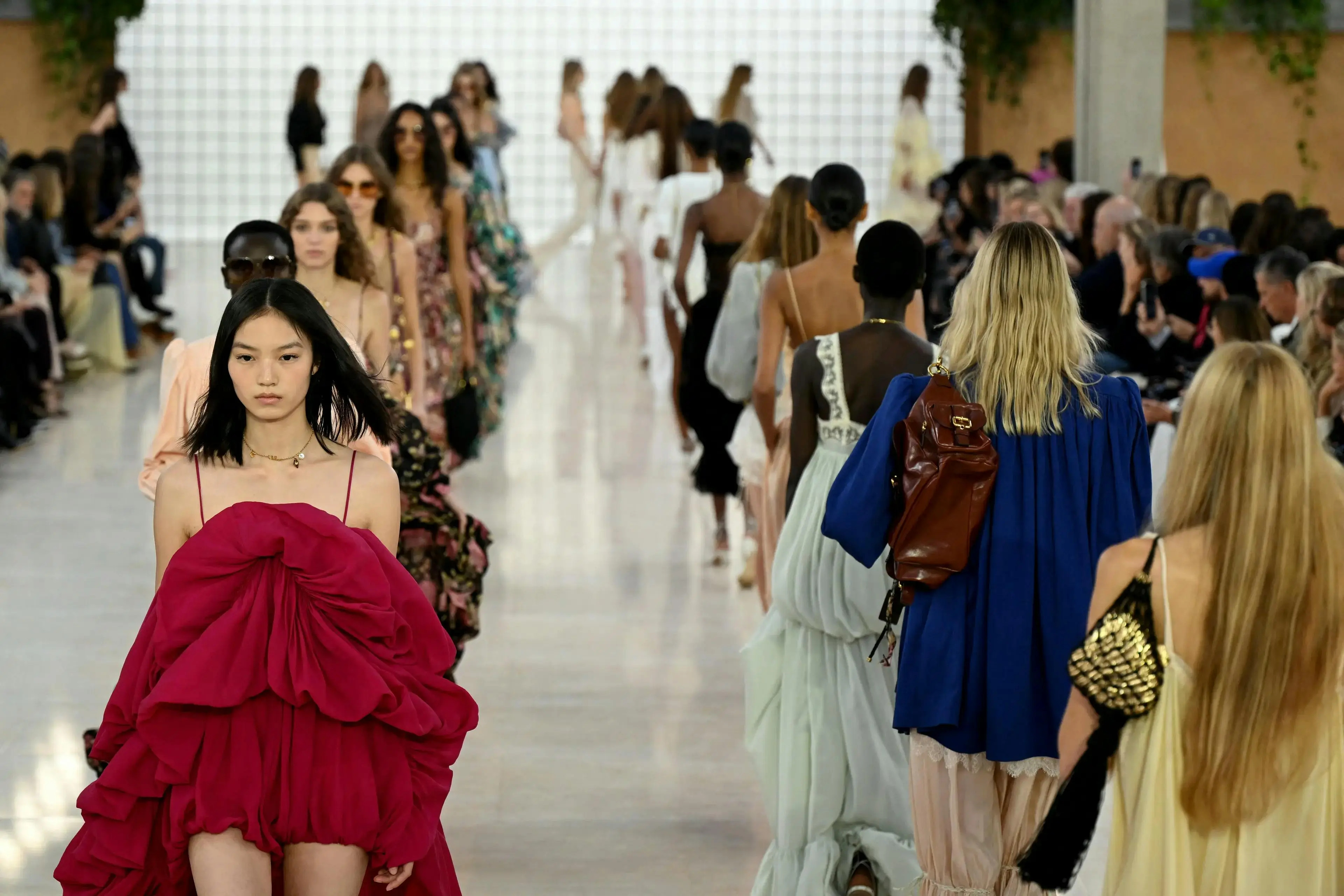 Paris Fashion Week 2025 Telah Dimulai: Perpaduan Warisan, Avant-Garde, dan Tren Masa Depan