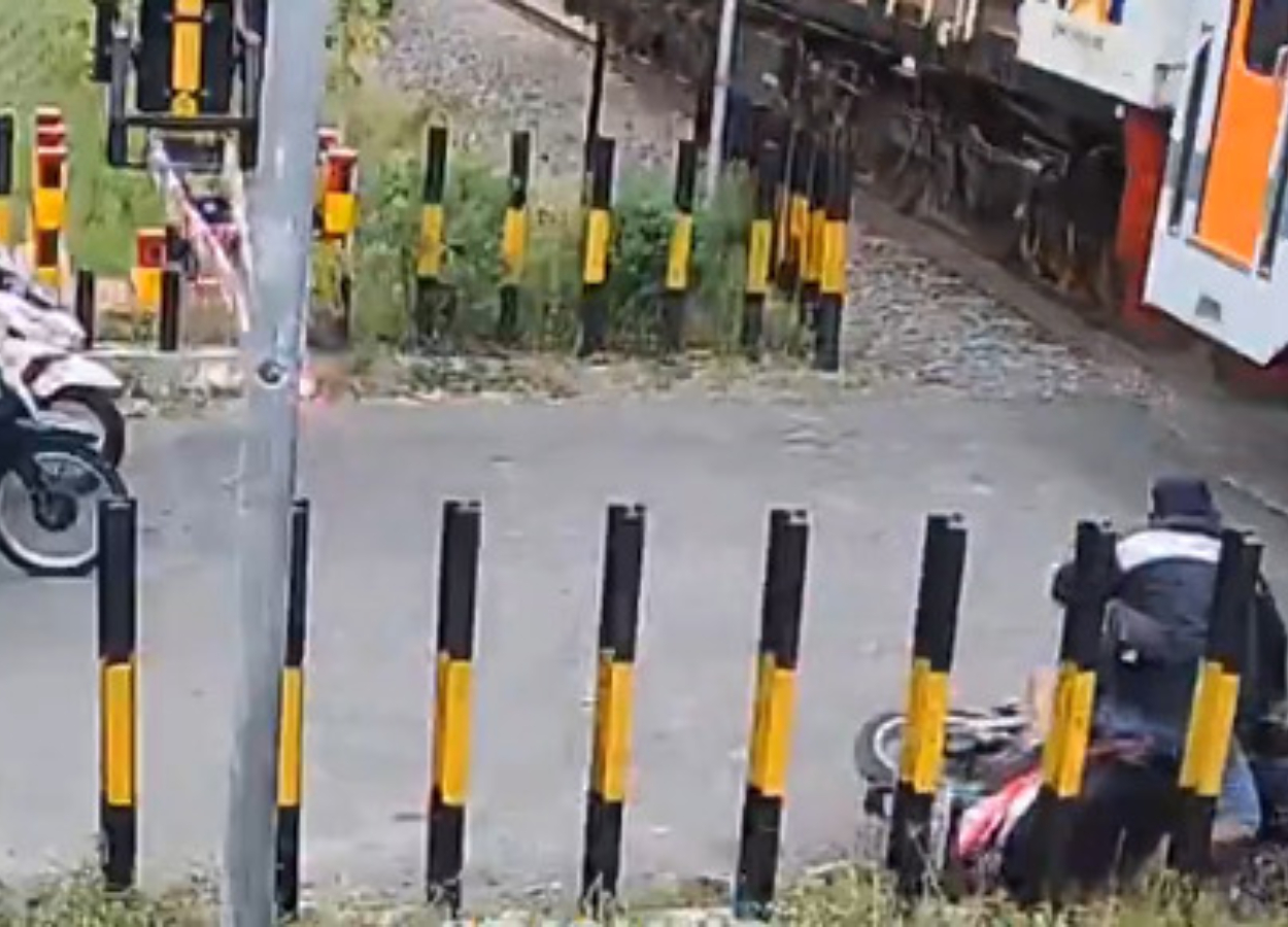 Pemotor Selamat dari Kecelakaan Kereta Setelah Terjatuh di Perlintasan