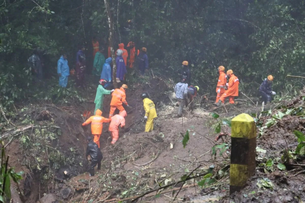 Pencarian Korban Longsor di Jalur Cangar-Pacet Terus Dilakukan, Tim Gabungan Berjibaku di Lokasi