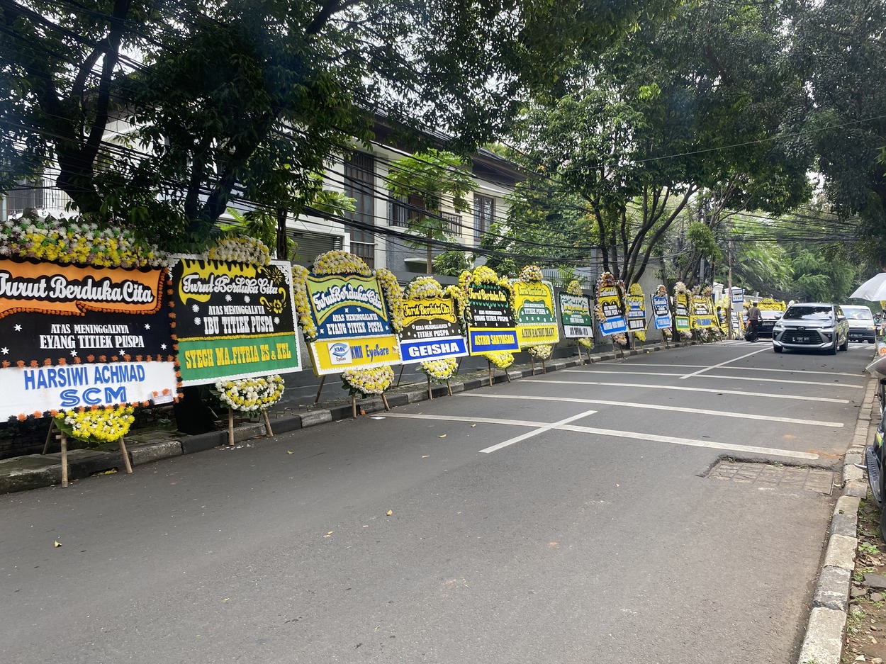 Penyanyi Legendaris Titiek Puspa Wafat, Karangan Bunga Penuhi Sepanjang Jalan Rumah Duka