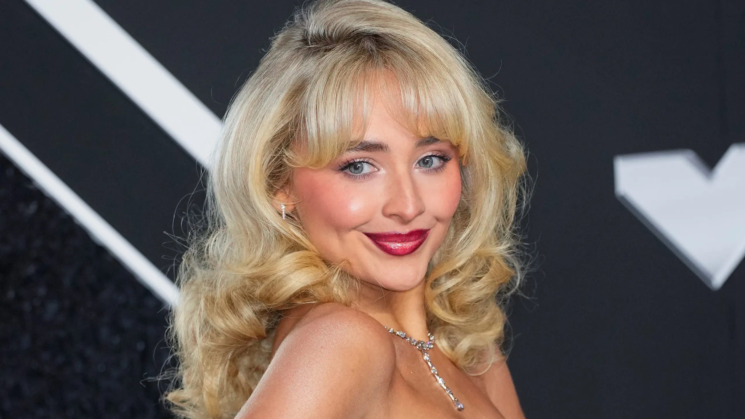 Rahasia Blush Ombre ala Sabrina Carpenter, Biar Wajah Makin Glow Up!