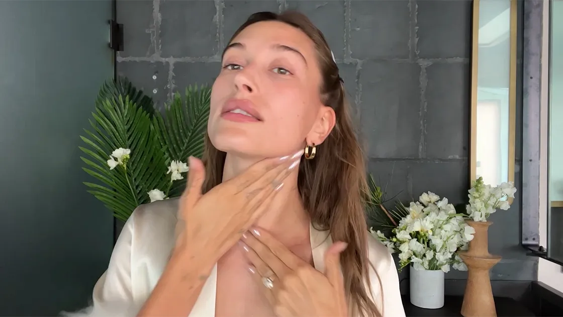 Rahasia Glowing Hailey Bieber! Serum Vitamin C Favoritnya Kini Jadi Senjata Anti-Aging Multifungsi