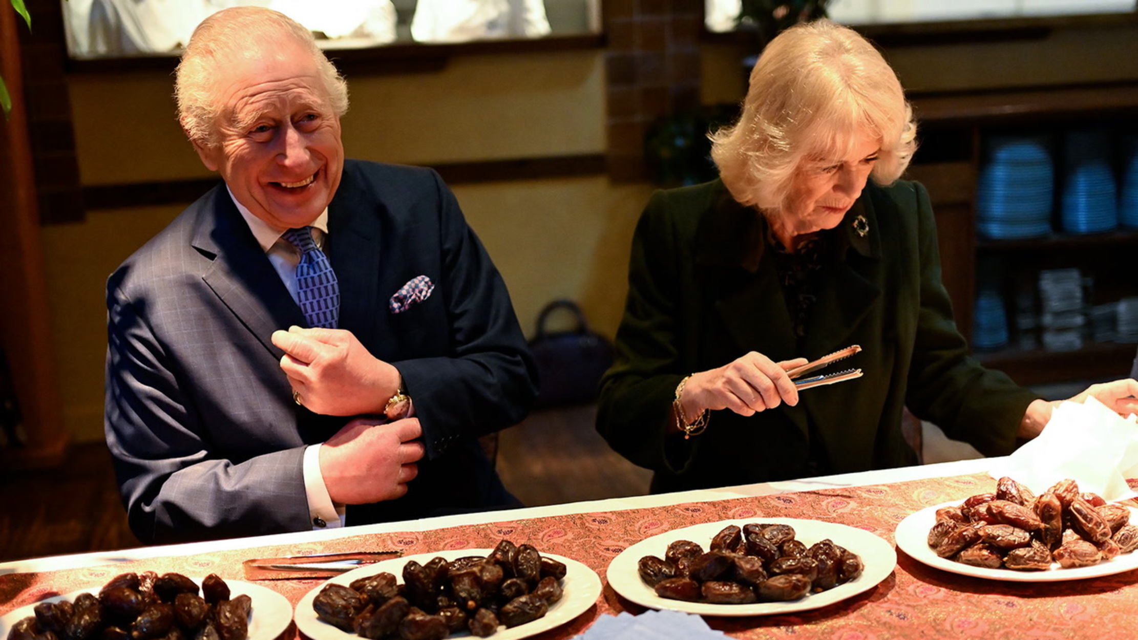Raja Charles dan Ratu Camilla Ikut Serta dalam Persiapan Buka Ramadan di Restoran London