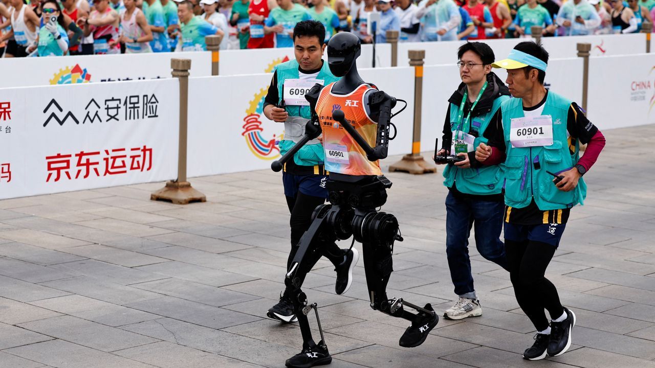 Robot Adu Lari Sama Manusia di Beijing? Momen Absurd Tapi Bikin Bangga!