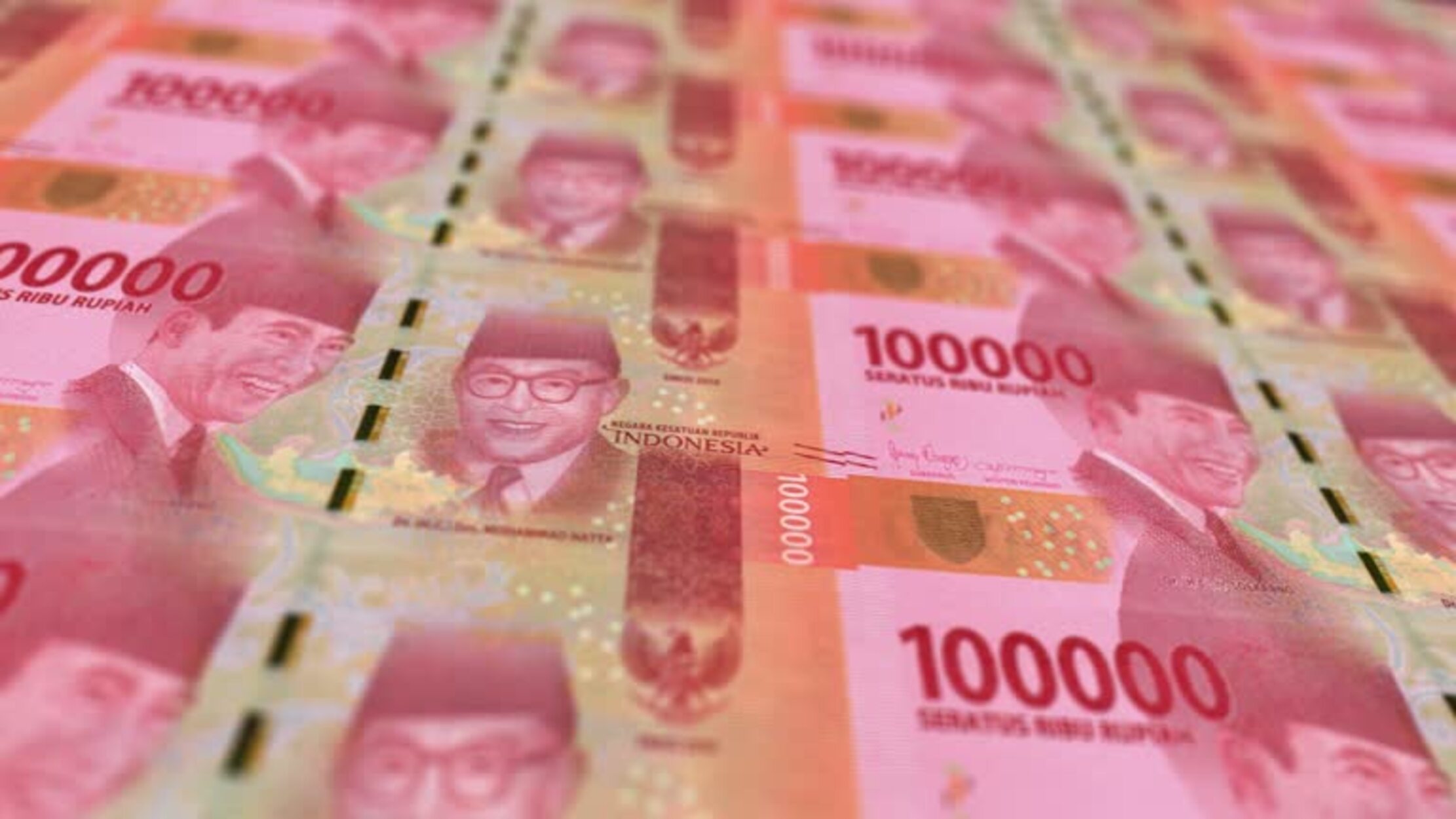 Rupiah Melemah Imbas Rencana Trump Terapkan Tarif Impor Semikonduktor dan Farmasi