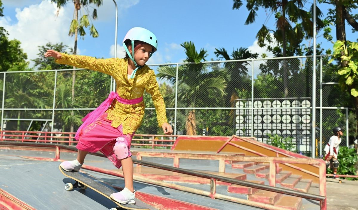 Skater Cewek di Bali Tampil Keren Pakai Kebaya, Rayakan Kartini di Atas Papan Luncur!