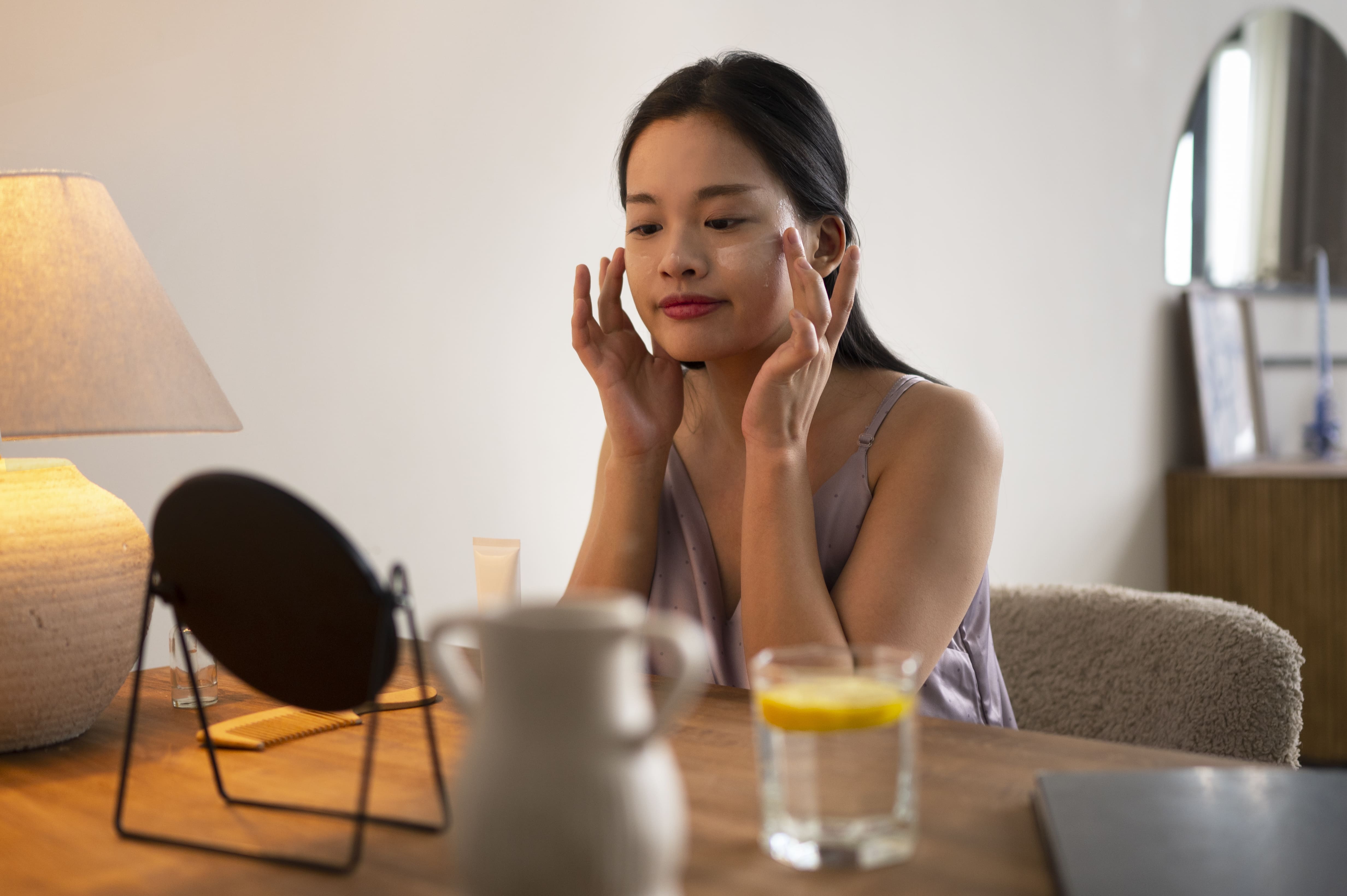 Skuuuy Coba 5 Skincare Hack dalam Hitungan Menit ini, Ampuh Banget lho Bikin Kulit Glowing!
