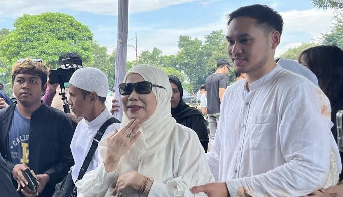 Suasana Haru Dewi Yull Hadiri Pemakaman Ray Sahetapy, Kenang Cinta Masa Lalu