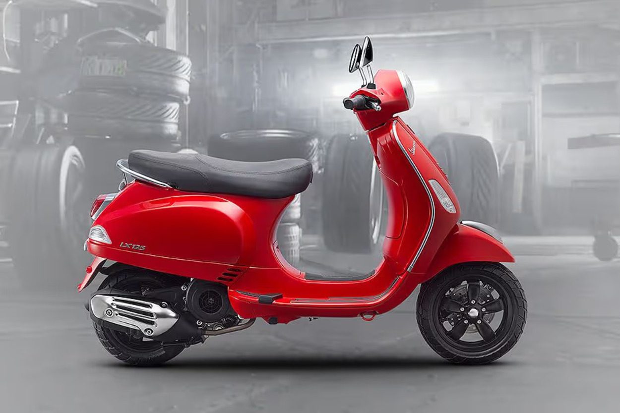 Tampil Stylish! Intip Fitur dan Harga Vespa LX 125 i-get Terbaru