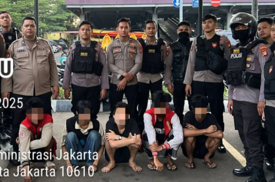 Tawuran di Kolong Roxy, Lima Remaja Diamankan Polisi dengan Senjata Tajam!